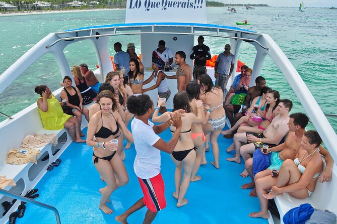 Party boat, Snorkeling, Sand-bar open bar in Bávaro Beach - The biggest practical downside: boarding friction and beach-to-boat transfers