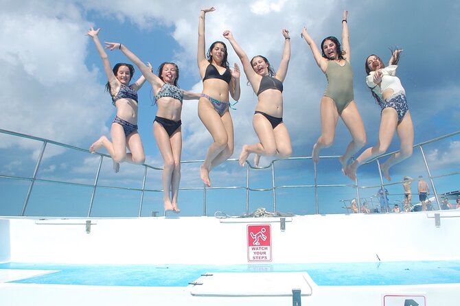 Party boat, Snorkeling, Sand-bar open bar in Bávaro Beach - The 3-hour flow: pickup, sail time, snorkeling at Playa Los corales