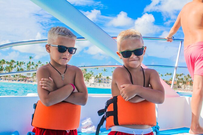 Private Luxury Party Boat with Slide - Food and drinks: open bar, nachos with salsa, and optional lunch