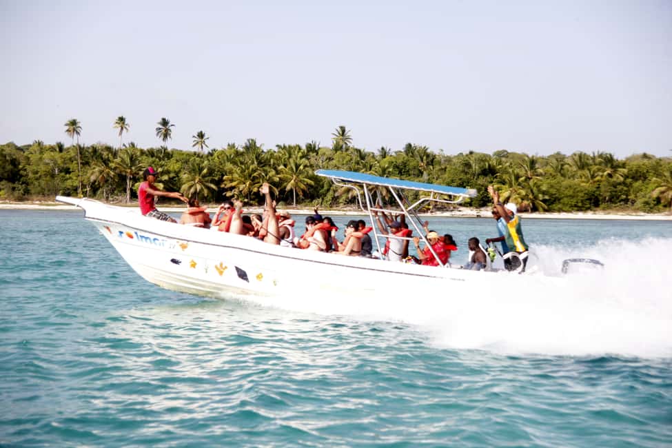 Punta Cana: Saona Island and Altos de Chavón Day Trip - Catamaran Crossing: Views, Music, and a Crowd Mood